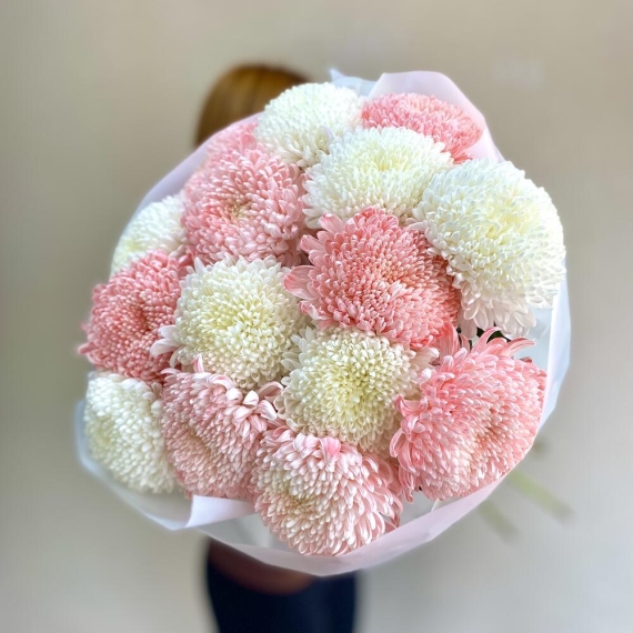 Букет из 15 хризантем персиковая и белая